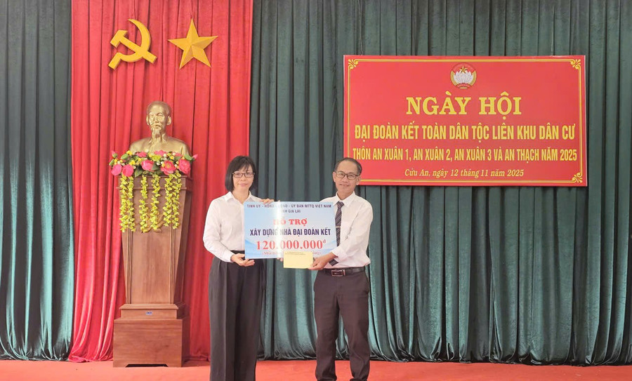 pho-chu-tich-ubnd-tinh-nguyen-thi-thanh-lich-ben-trai-trao-bang-tuong-trung-tri-gia-120-trieu-dong-cua-tinh-uy-hdnd-ubnd-uy-ban-mttq-viet-nam-tinh-cung-10-trieu-dong-cua-ubnd-tinh-cho-xa-cuu-an.jpg